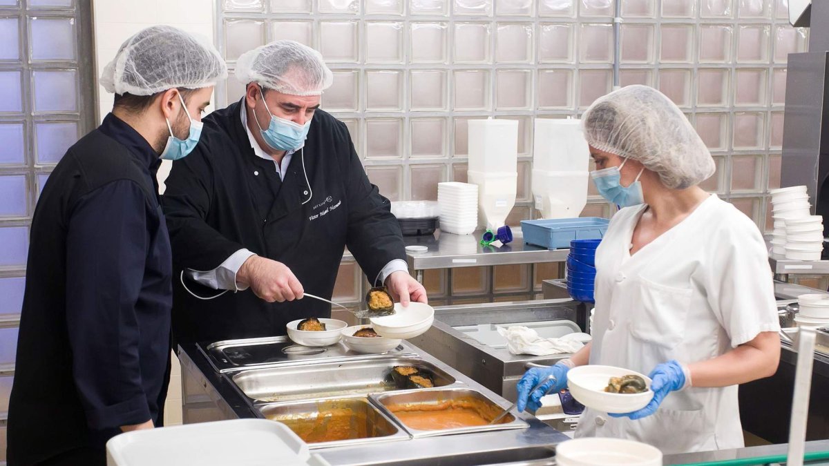 El cocinero burgalés Ricardo Temiño y el jefe de cocina del Hospital Universitario de Burgos, HUBU, Víctor Manuel Hernando, diseñan, por cuarto año consecutivo, un Menú de Reyes especial. Durante dos meses de trabajo se dedican a adaptar platos de la carta de La Fábrica a las necesidades de la comida hospitalaria. Este año de primer sopa de marisco con trozos de pescado, gambones, almejas y mejillones; alcachofa rellena de changurro en salsa americana; ravioli de carne a baja temperatura en su salsa; y de postre un mini roscón de reyes de nata. Un menú adaptado para que el 80% de los pacientes ingresados en el HUBU puedan disfrutarlo. TOMÁS ALONSO
