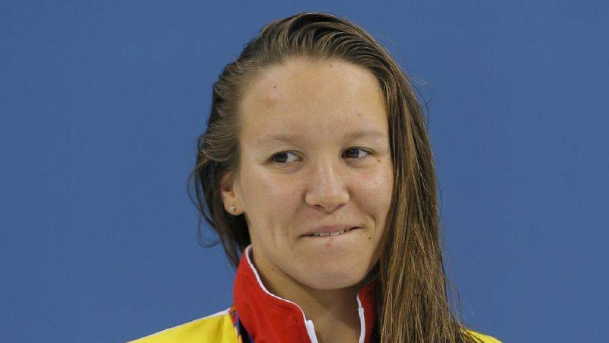 La española Marina Castro Atalaya posa en el podio tras haber conseguido la medalla de bronce en la prueba de 800 metros libres de natación.-Foto: EFE