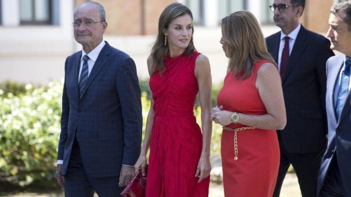 La reina Letizia y la presidenta de la Junta de Andalucía, Susana Díaz, con el alcalde de Málaga, Francisco de la Torre, el pasado 24 de julio.-EL PERIÓDICO / ARCHIVO