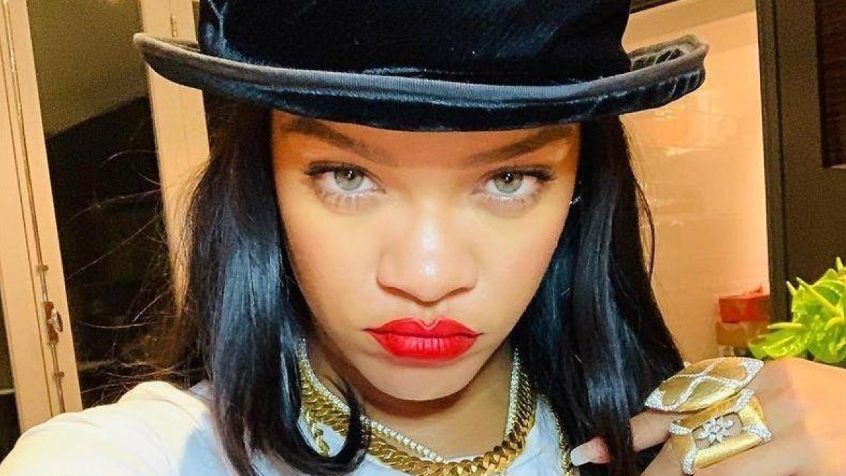 El selfi de Rihanna con el que ha ilustrado su mensaje en Instagram.-INSTAGRAM