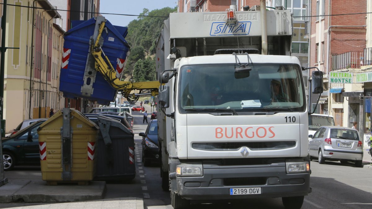 Un camión de basuras recoge un contenedor. ECB