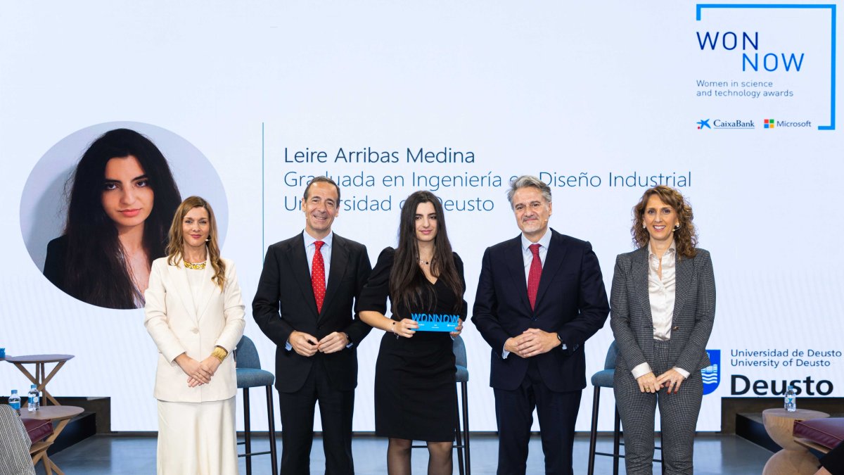 Leire Arribas, en el centro, recibe el premio. ECB
