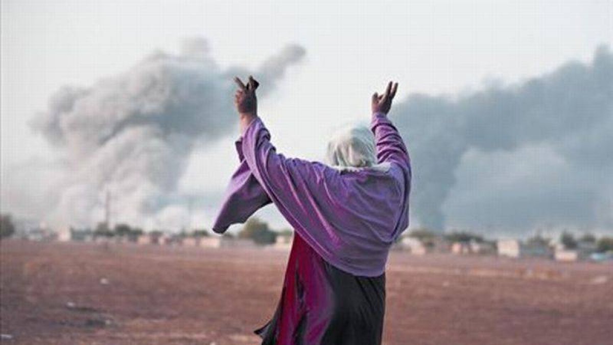 Una mujer kurda celebra un ataque aéreo de la coalición contra el EI en Kobani.-Foto: AP / LEFTERIS PITARAKIS