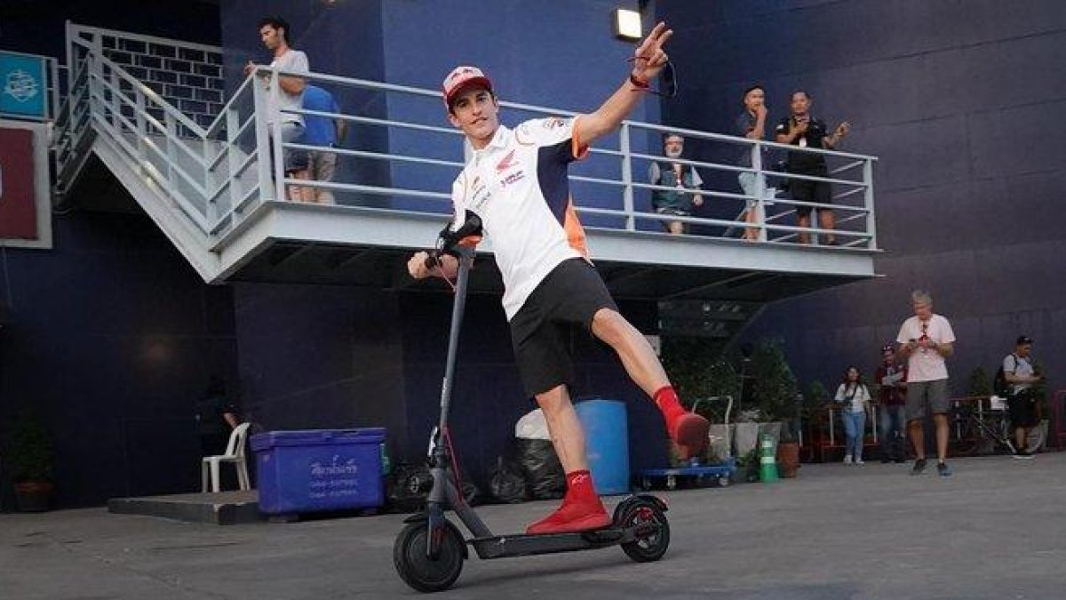 Marc Márquez sale, alegremente, de la sala de prensa del circuito de Buriram (Tailandia), montado en su patinete.-ALEJANDRO CERESUELA