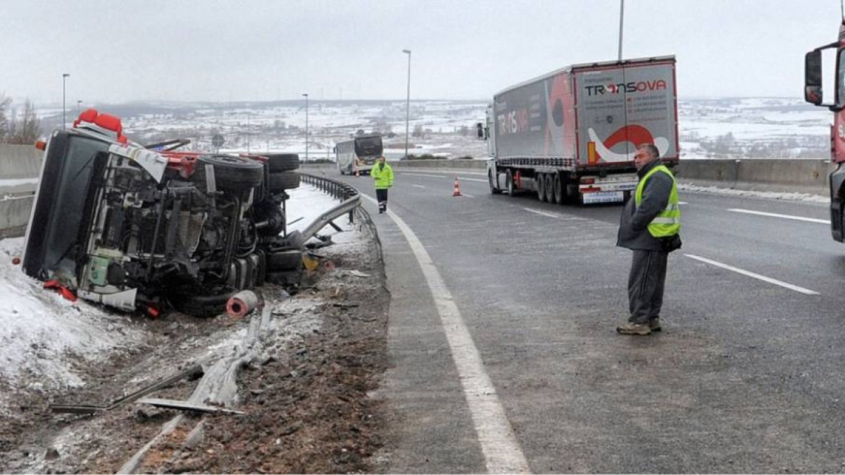 Un camión implicado en un accidente en el alto de la Varga volcado sobre la mediana.-ISRAEL L. MURILLO