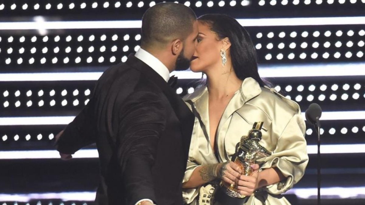Rihanna y Drake durante la gala de los premios MTV.-Michael loccisano