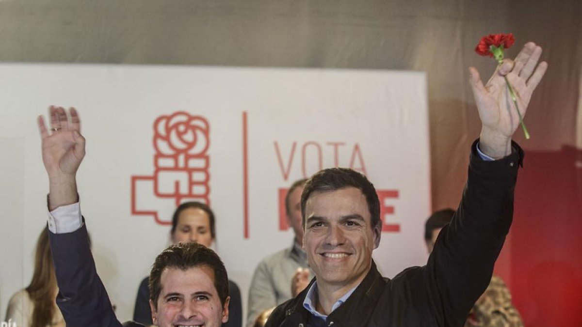 Luis Tudanca y Pedro Sánchez saludan al público del mitin.-SANTI OTERO