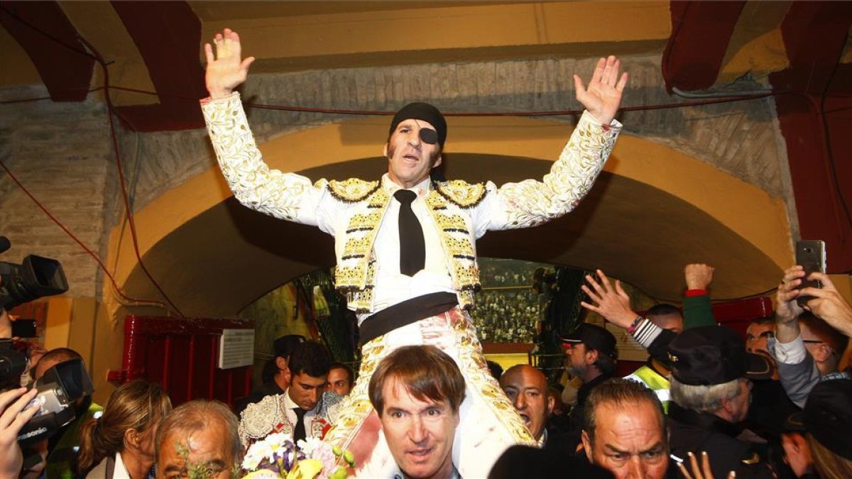 Padilla sale a hombros el día de su retirada, en Zaragoza-JAIME GALINDO