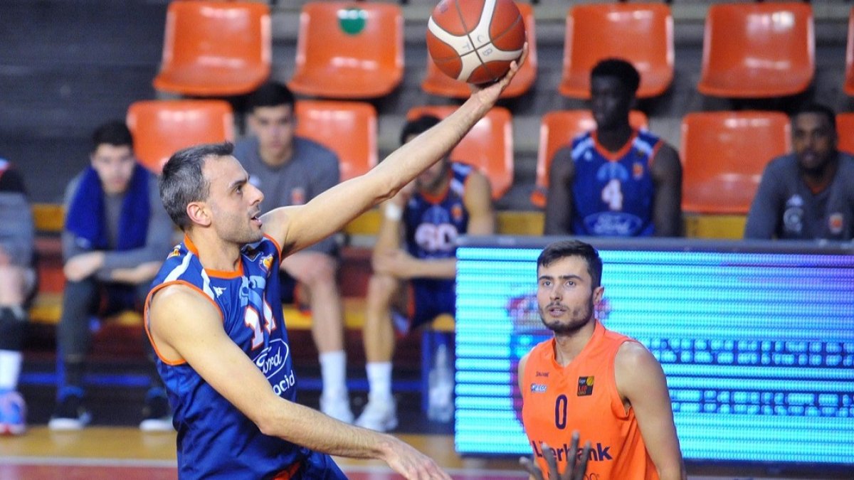 Ruiz de Galarreta seguirá en el equipo. TOMÁS ALONSO