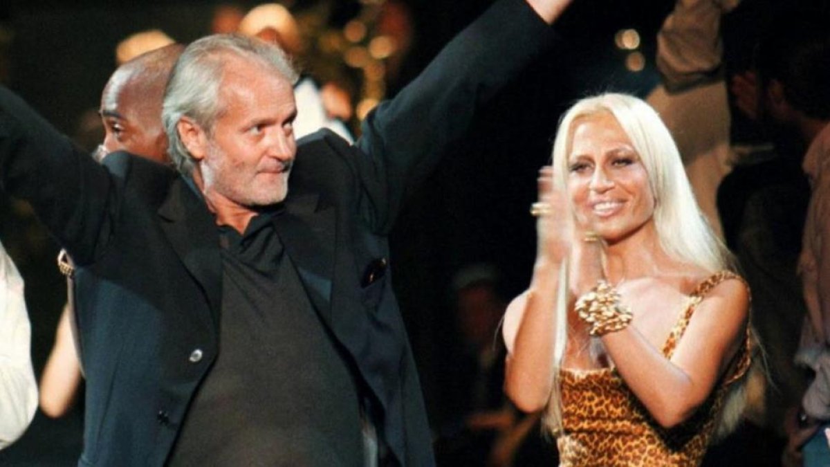 Gianni y Donatella, en un desfile en 1996.-