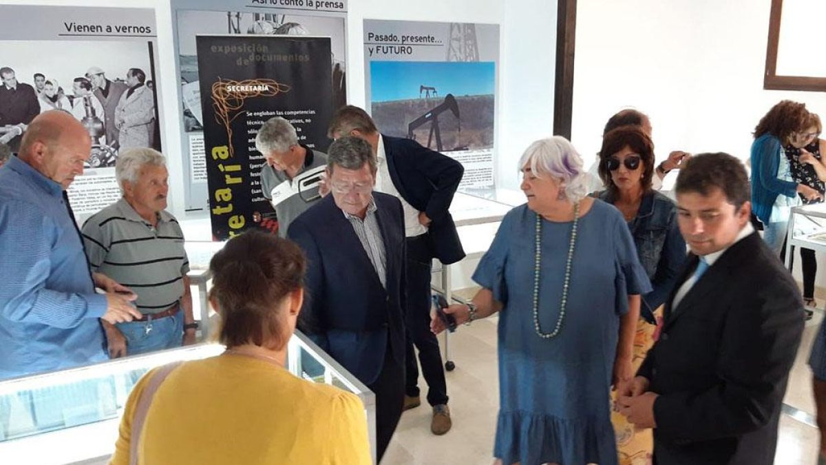 El alcalde (dch) y Rico (centro) junto a Carmen Mata quien les explicó algunos de los detalles del trabajo realizado.-ECB