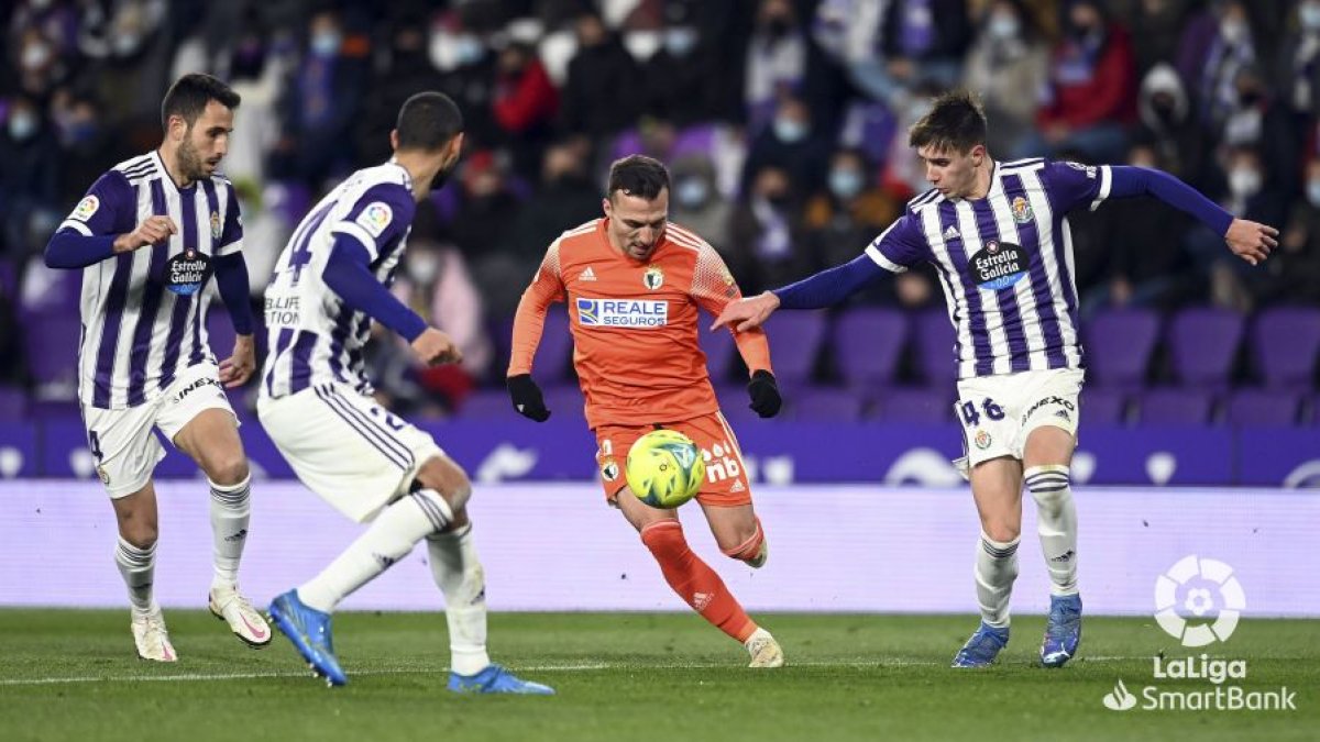 Valcarce conduce el balón rodeado de contrarios. LALIGA