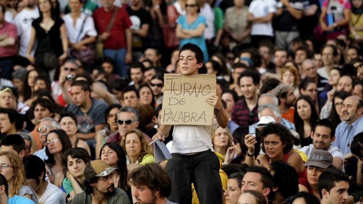 Fotografía del movimiento 15-M acampado en la Puerta del Sol en mayo del 2011-JOSE LUIS ROCA