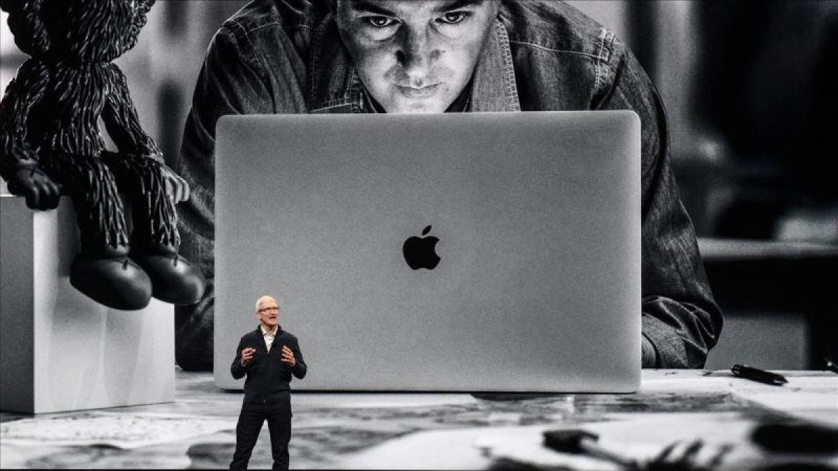 Tim Cook presenta el nuevo MacBook Air de Apple en Nueva York.-AFP / STEPHANIE KEITH