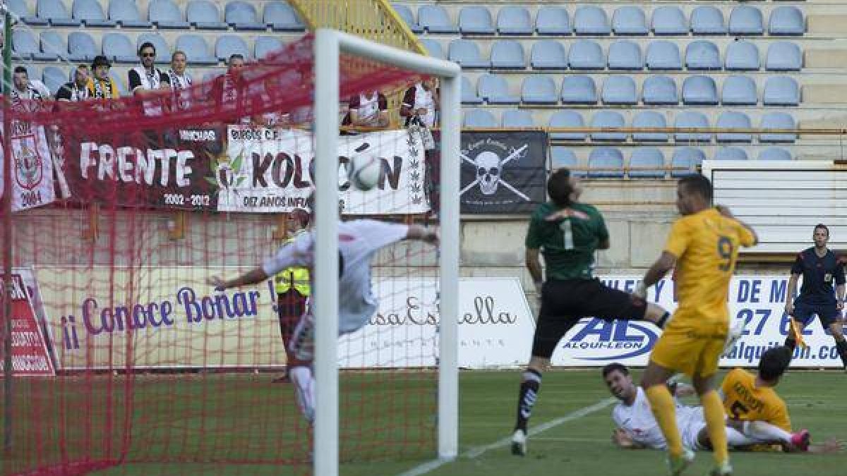 Imagen del gol fantasma de Quesada. El balón parece estar dentro de la portería y el asistente, mal colocado-Jarcha