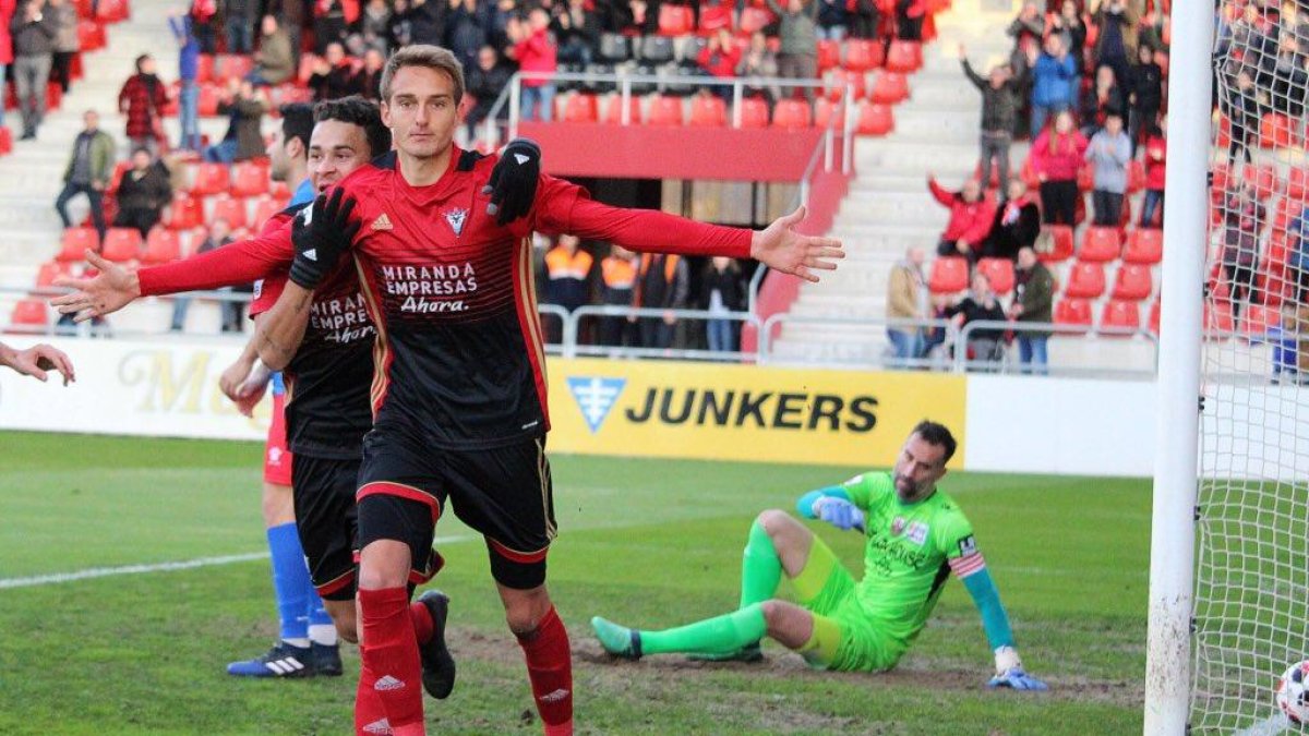Sergio González festeja la consecución del tanto de la victoria frente al Logroñés-CD MIRANDÉS