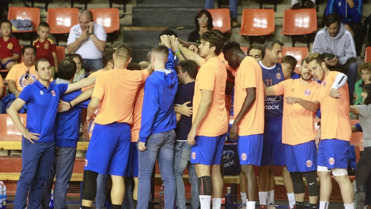 Jugadores y cuerpo técnico del UBUTizona hacen piña en un tiempo muerto.-RAÚL OCHOA
