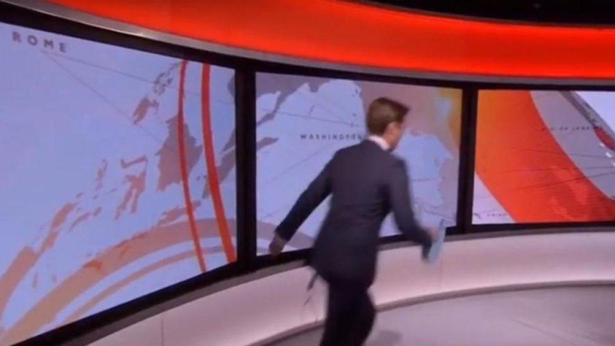 Un presentador de la BBC se confunde en directe y corre delante de la cámara.-BBC