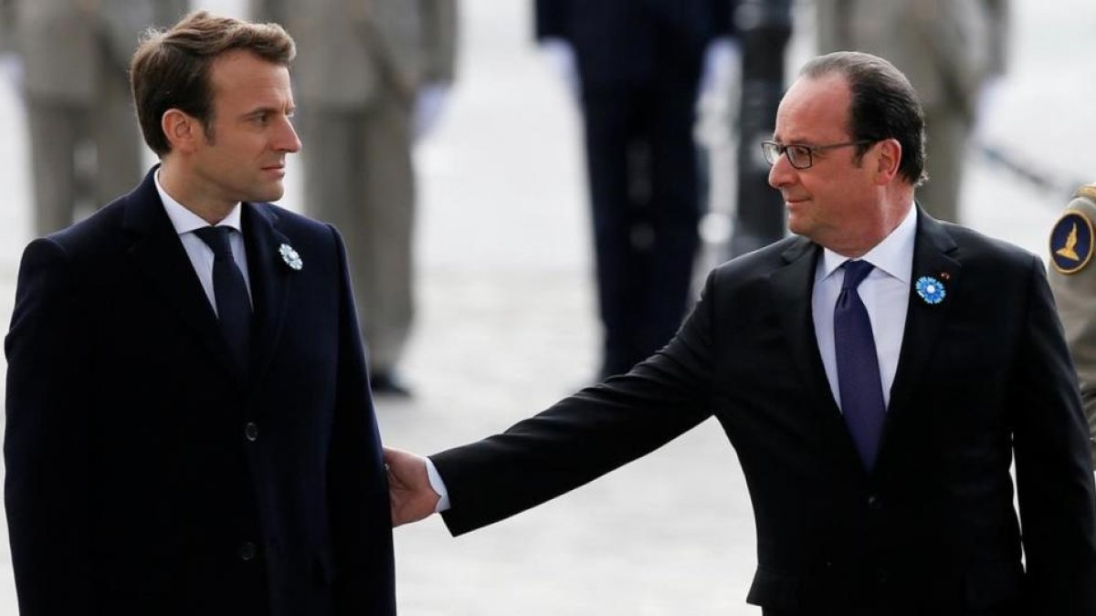 François Hollande y Emmanuel Macron durante una ceremonia por el Día de la Victoria.-REUTERS/ FRANCOIS MORI