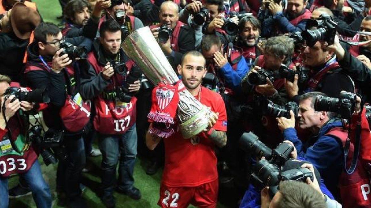 Aleix Vidal posa con el trofeo de la Europa League conquistada con el Sevilla en Varsovia.-GETTY / MICHAEL REGAN
