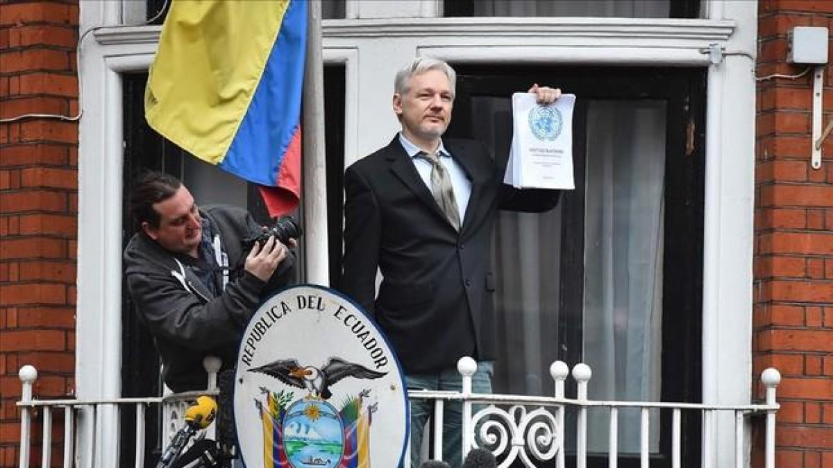 El fundador de Wikileaks, Julian Assange, se dirige a los medios desde el balcón de la embajada de Ecuador en Londres.Foto de archivo. Febrero del 2016.-BEN STANSALL / AFP