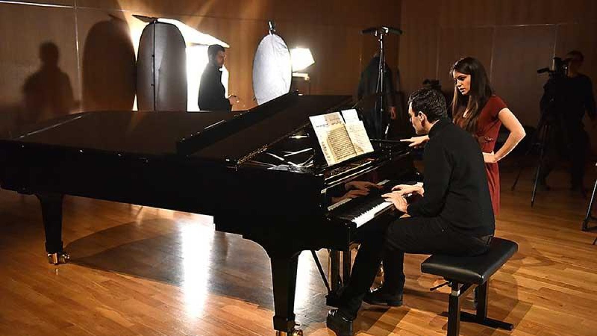 La soprano Alicia Amo y el pianista Diego Crespo, ambos burgaleses, durante el rodaje.-ECB