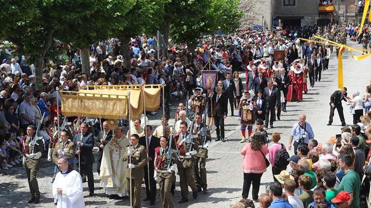 Un momento de la procesión en el entorno de Las Huelgas.-ISRAEL L. MURILLO