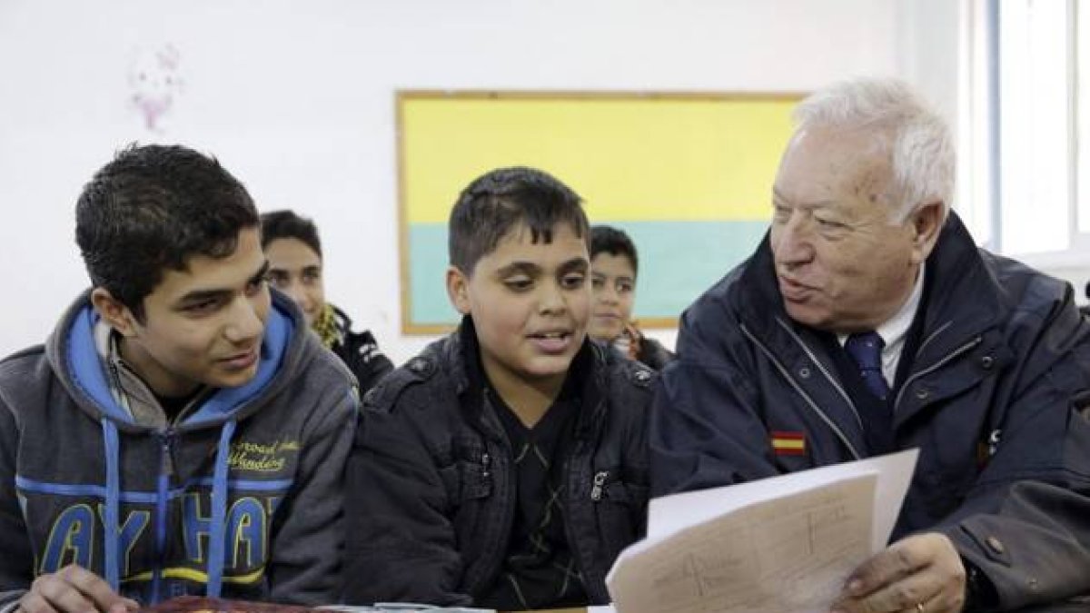 El ministro español de Asuntos Exteriores, José Manuel García-Margallo, conversa con los alumnos de una escuela de Gaza que ha visitado.-Foto: Zipi / EFE