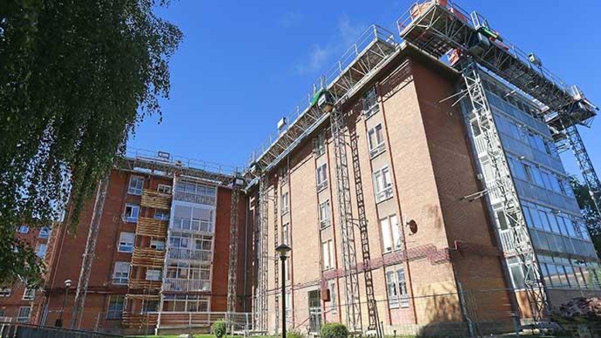 Los operarios trabajaban ayer en las envolventes de parte de los edificios en los que se intervendrá en esta primera fase.-RAÚL OCHOA