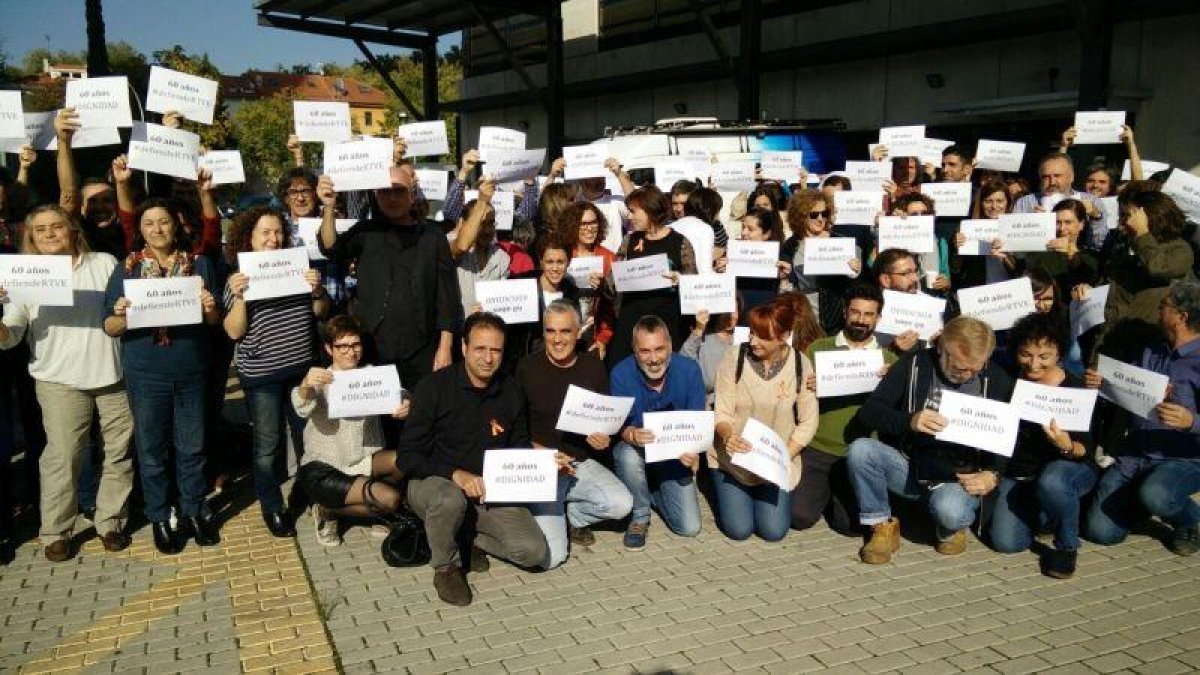 Trabajadores de TVE reivindican la tele estatal en su 60º aniversario.-EL PERIÓDICO