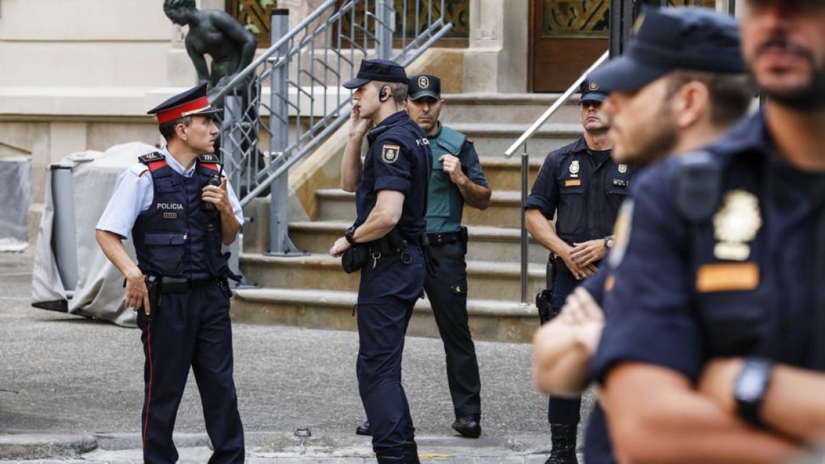Agentes de la Policía Nacional, la Guardia Civil, los Mossos dEsquadra, ante la Delegación del Gobierno, el 25 de septiembre del 2017.-EL PERIÓDICO