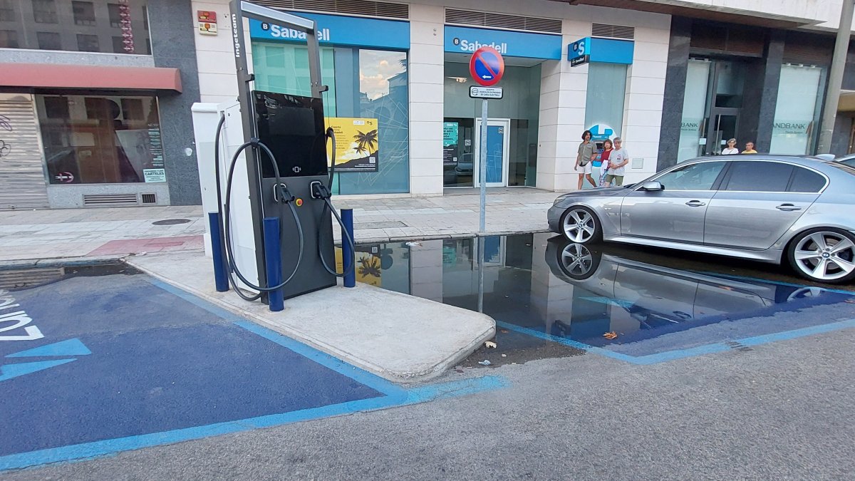 La tormenta del lunes dejó en evidencia la deficiente ubicación y construcción del cargador eléctrico de la Avenida de la Paz, que se inundó por el agua acumulada. S. C. L.