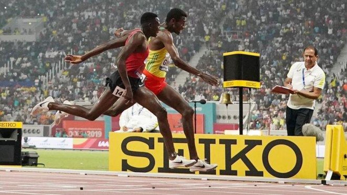 Kipruto, en primer término, y Girma cruzan igualadísimos la meta.-REUTERS / PAWEL KOPCZYNSKI
