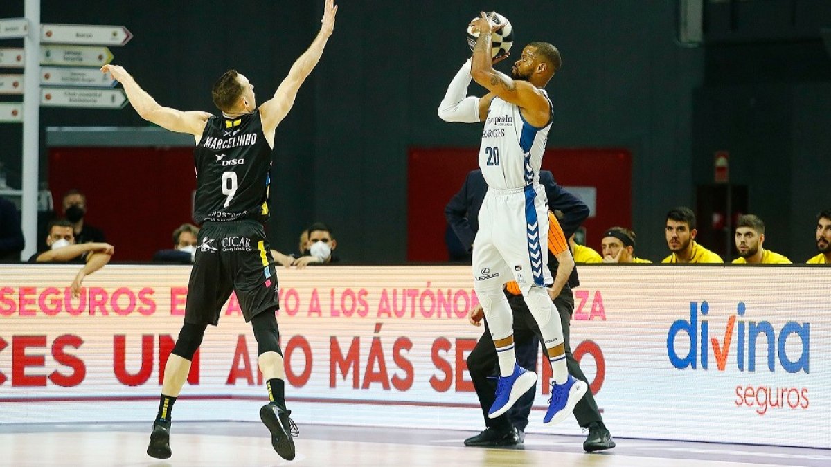 Cook lanza a canasta ante Huertas en el partido de Copa del Rey. ACB PHOTO