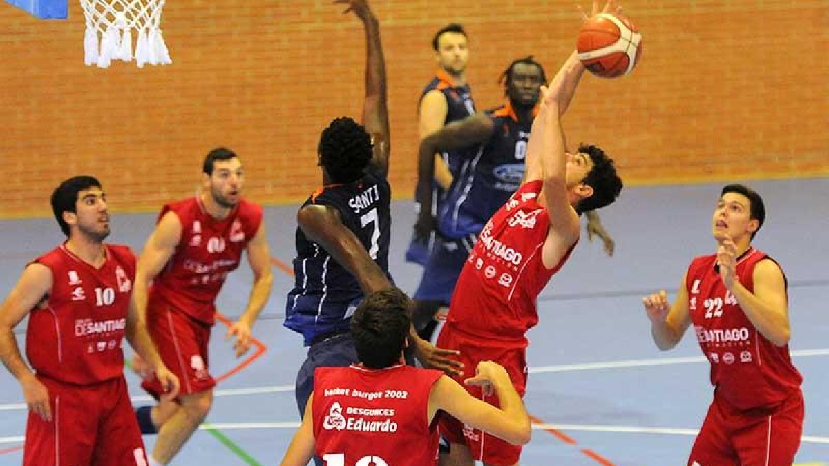 Un lance del duelo de Copa entre los dos equipos burgaleses-Israel L. Murillo
