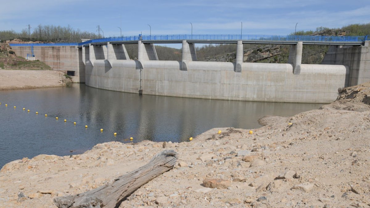El azud de Los Vados, tras el que se forma un embalse de 3 hectómetros cúbicos de capacidad y una superficie de 104 hectáreas. ICAL