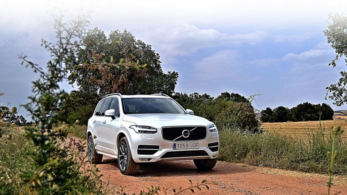 El diseño exterior es reconocible al 100% como un Volvo, pero aligera su peso 200 kilos e incorpora sus faros apodados ‘Martillo de Thor’.-HÉCTOR FUSTEL