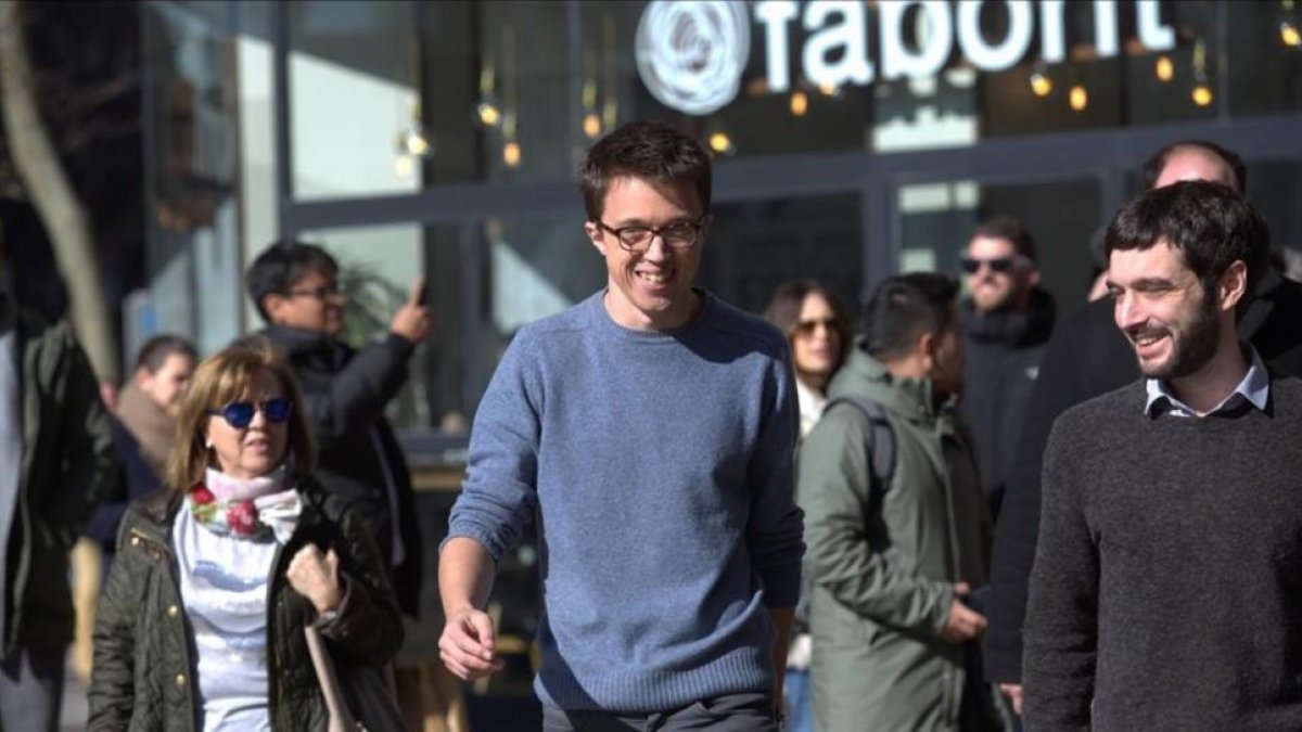 Íñigo Errejón y Pablo Bustinduy a la salida de la sede de Podemos en Madrid.-