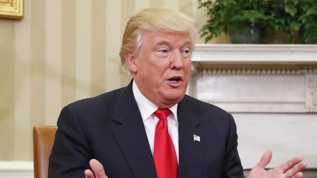 Donald Trump, en el Despacho Oval en reunión con Barack Obama, en noviembre de 2016. El republicano ha vencido en los estados claves y cuenta con el presunto apoyo de 306 Electores en el Colegio Electoral para ser elegido presidente de EEUU.-AP / PABLO MARTÍNEZ MONSIVAIS