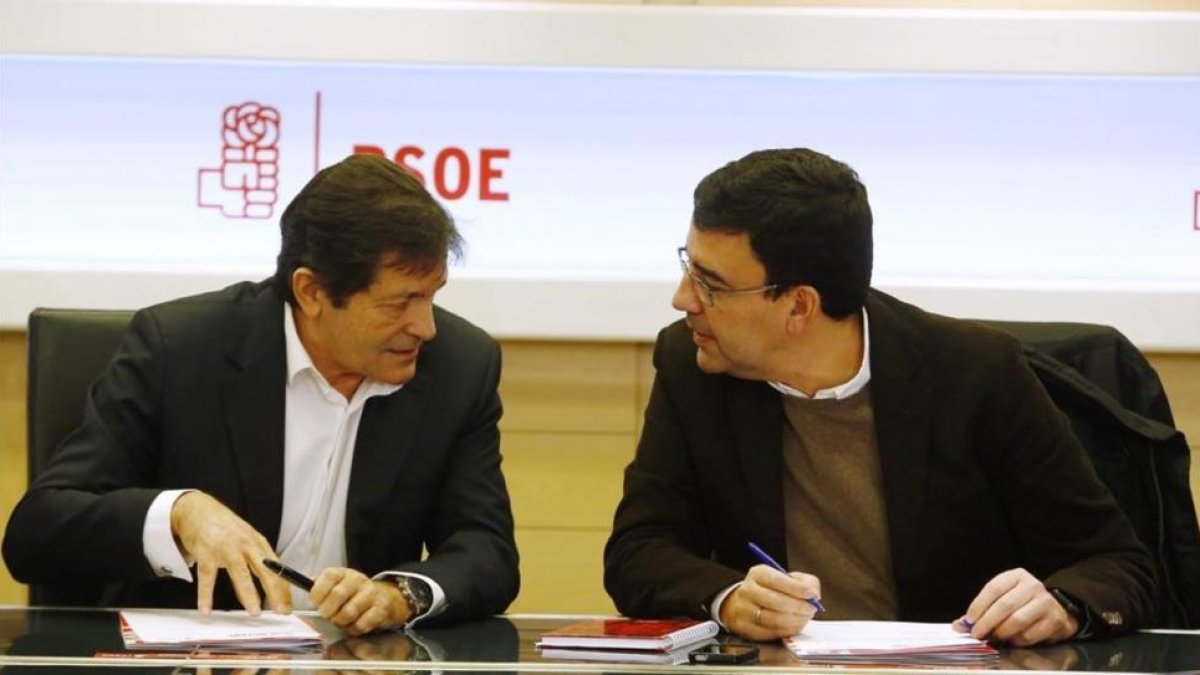 El presidente de la gestora, Javier Fernández, y su portavoz, Mario Jiménez, el pasado miércoles en la sede del PSOE.-AGUSTÍN CATALÁN