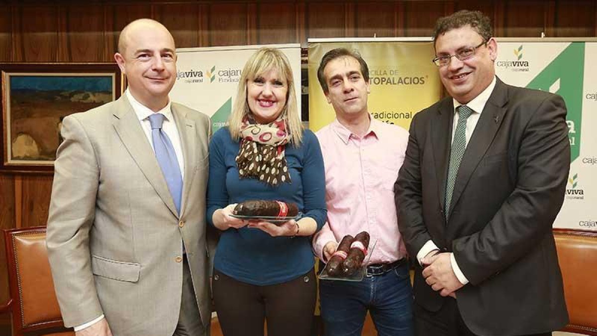 Raúl Martín Bellostas, Isabel Álvarez, Pedro María González y Germán Martínez presentaron ayer el concurso de morcilla de Sotopalacios.-RAÚL G. OCHOA