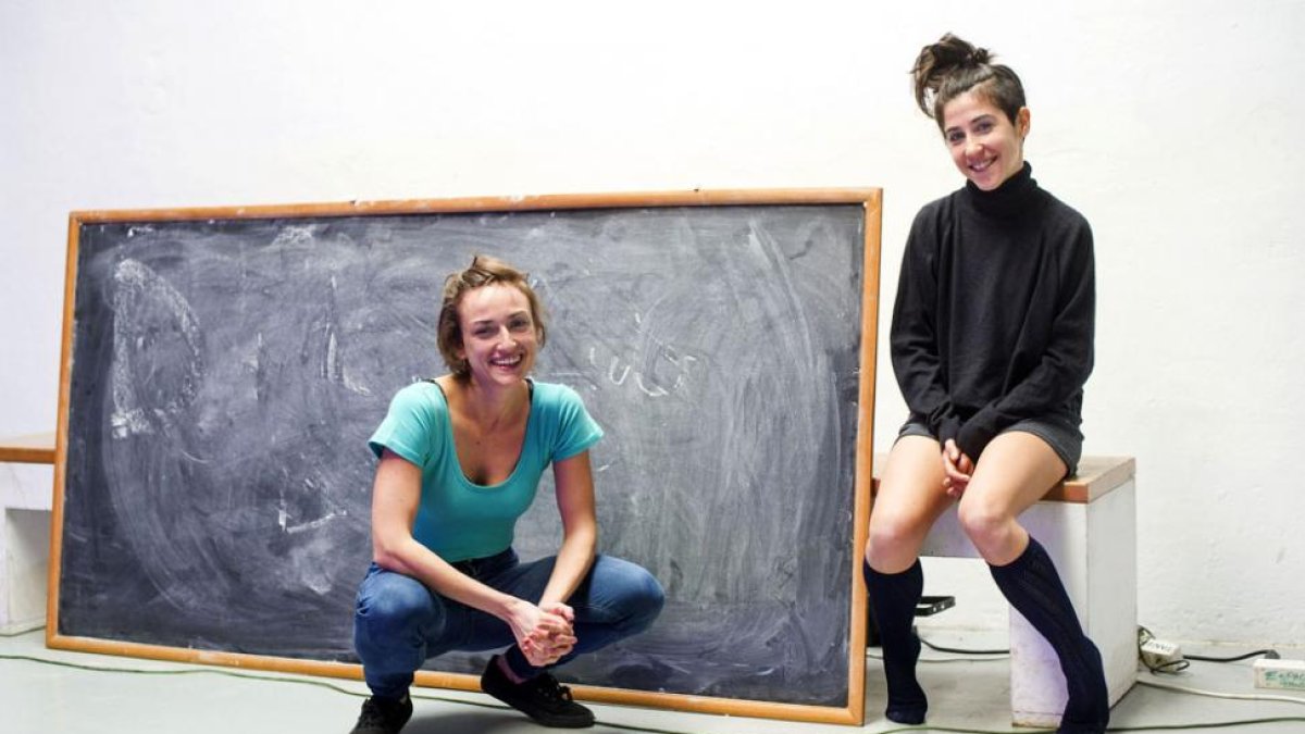 Lara Ortiz (i.) y Laura Palacios han trabajado a distancia en la creación de este trabajo y estos días ensayan a contrarreloj en Espacio Tangente.-Israel L. Murillo