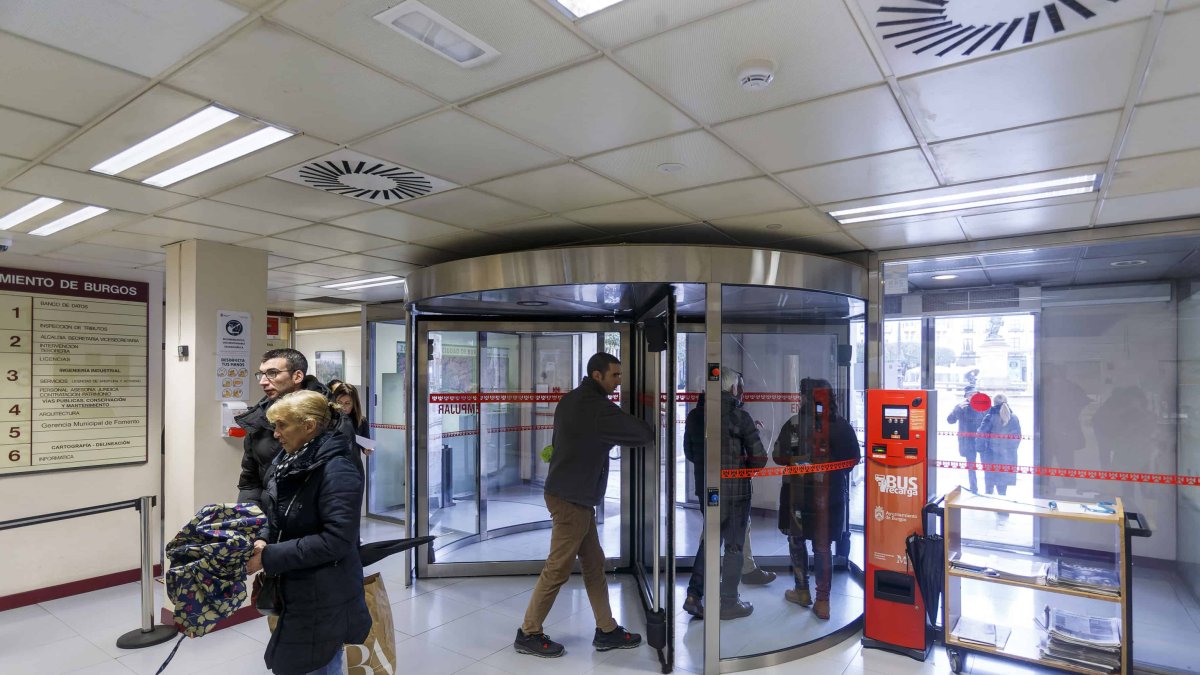 Varias personas acceden al Ayuntamiento de Burgos para realizar gestiones con la administración. SANTI OTERO