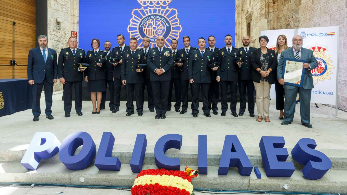 Entrega de órdenes al Mérito Policial y títulos de 'Policía Honorífico' a la directora del penal de Burgos,<strong> Elena Ramos</strong>, y a la <strong>Asociación de Familias de Personas Sordas (Aransbur)</strong>