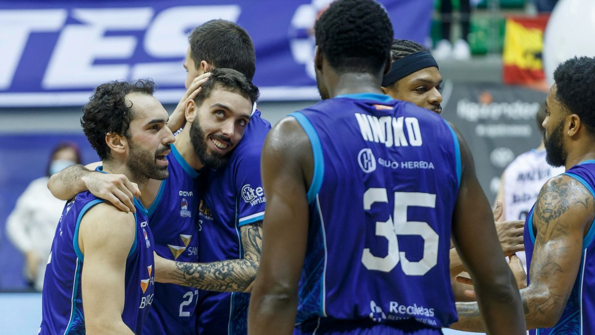 Los jugadores del Hereda San Pablo se felicitan. SANTI OTERO