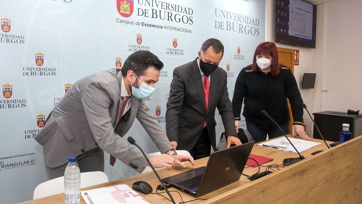 Sergio Pérez, Santiago Bello y Marta Méndez, durante la presentación del informe en la UBU. TOMÁS ALONSO