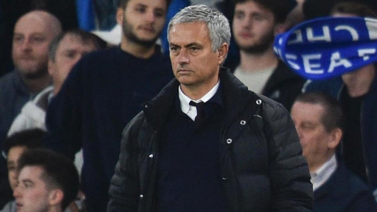 José Mourinho contempla la goleada que sufre el Manchester United en su visita al Chelsea en Stamford Bridge (4-0).-GLYN KIRK