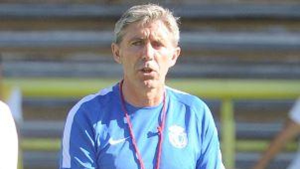 Paco Fernández da instrucciones durante un entrenamiento.-ISRAEL L. MURILLO