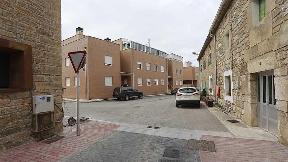 La calle Virgen del Pilar tiene una zona arreglada y en el resto se colocará ese mismo adoquín.-RAÚL G. OCHOA