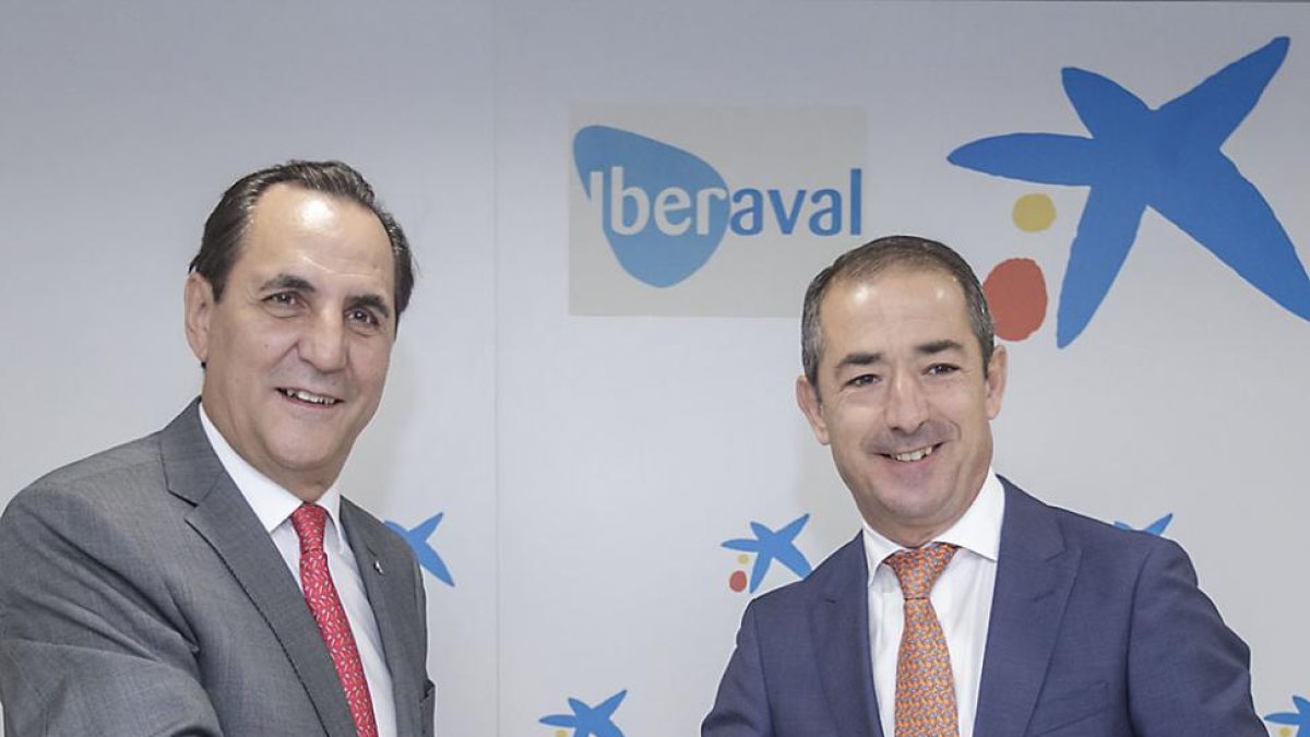 Álvarez y Bilbao se estrechan la mano tras firmar la renovación del convenio entre Iberaval y CaixaBank.-SANTI OTERO